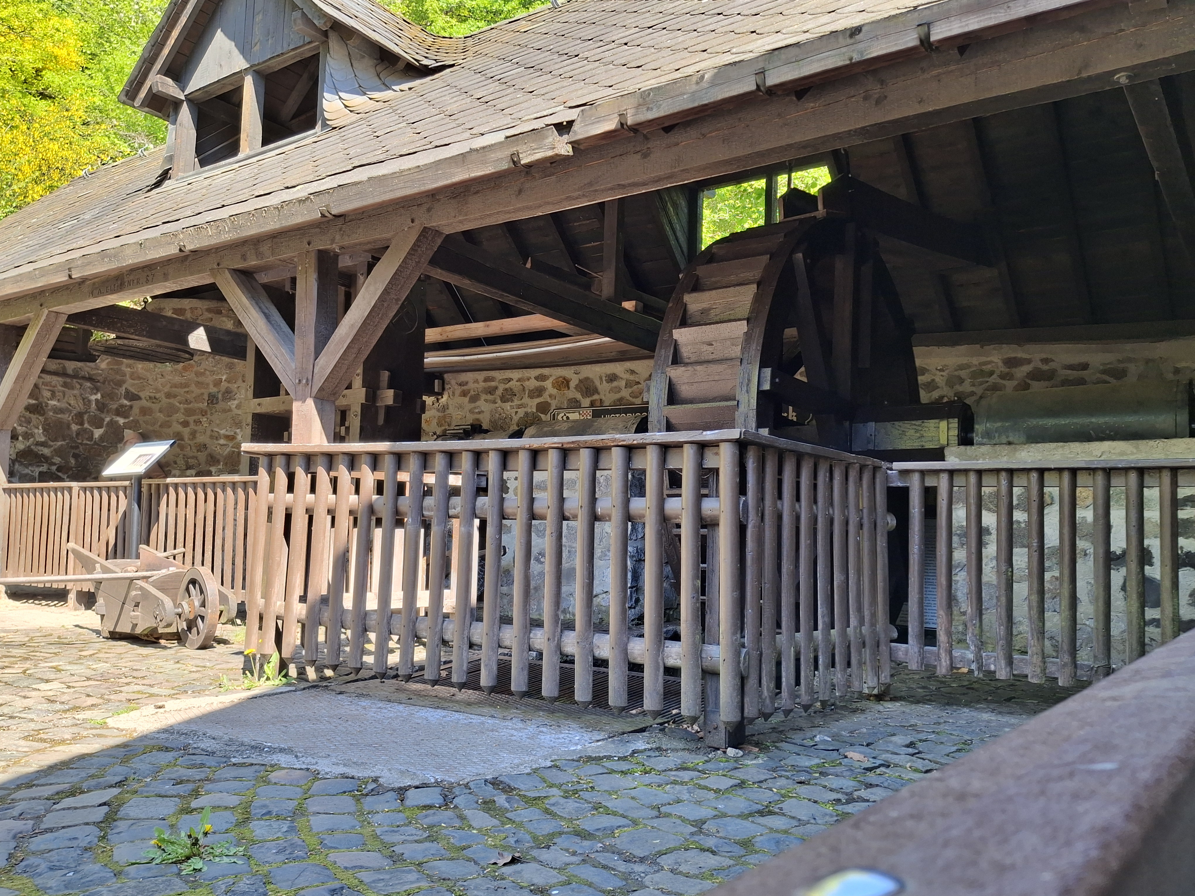 Wasserrad als Antrieb des Pochwerks